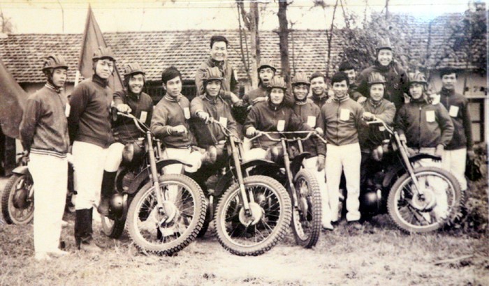 Các thành viên câu lạc bộ mô tô mạo hiểm Hà Thành ngày xưa